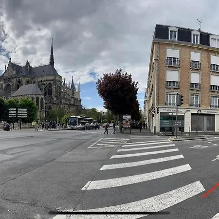 Joli Au Pied De La Cathedrale