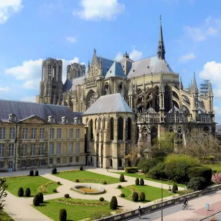 Joli Au Pied De La Cathedrale *